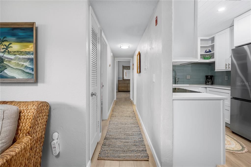 For Sale: $299,000 (2 beds, 1 baths, 838 Square Feet)