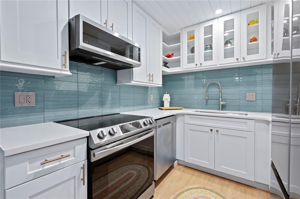 For Sale: $299,000 (2 beds, 1 baths, 838 Square Feet)