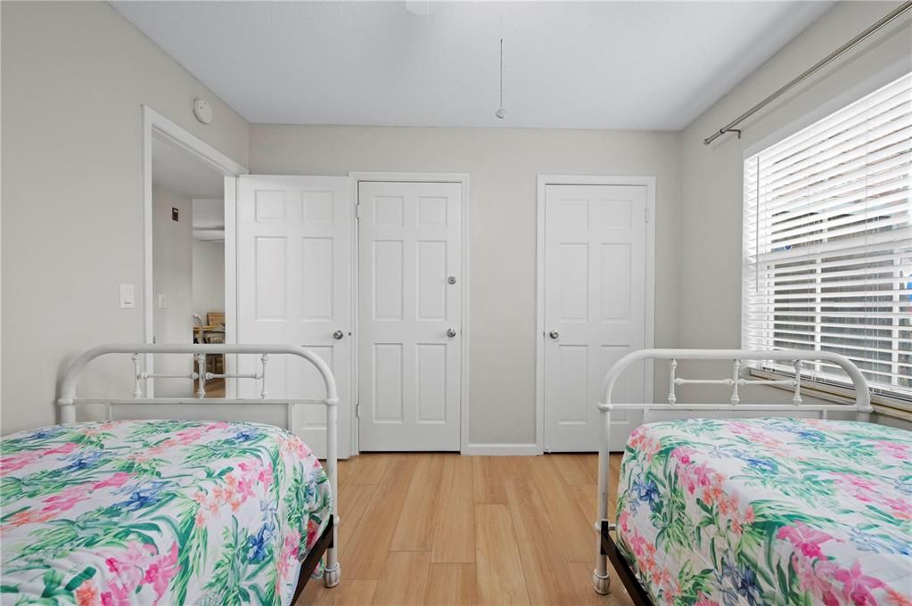 For Sale: $299,000 (2 beds, 1 baths, 838 Square Feet)