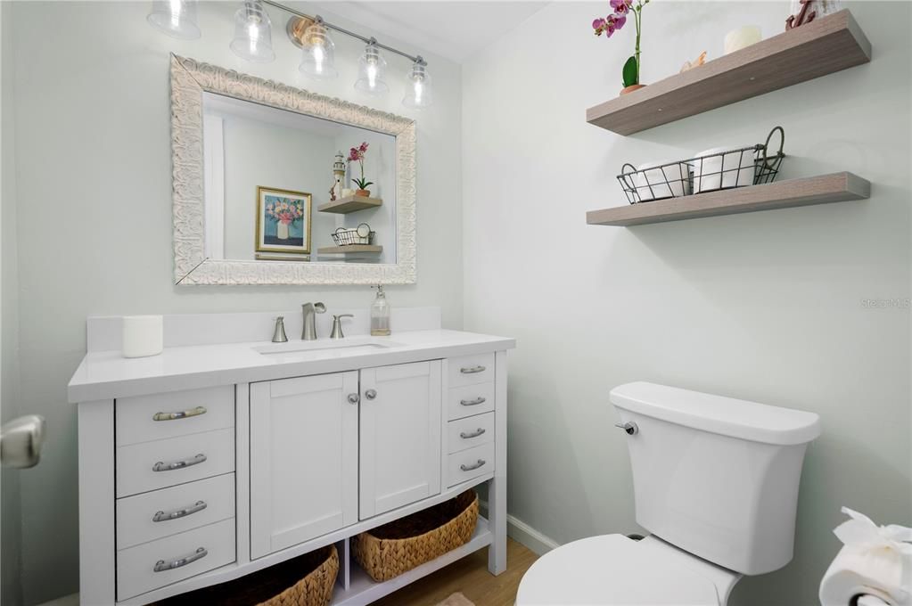 For Sale: $299,000 (2 beds, 1 baths, 838 Square Feet)