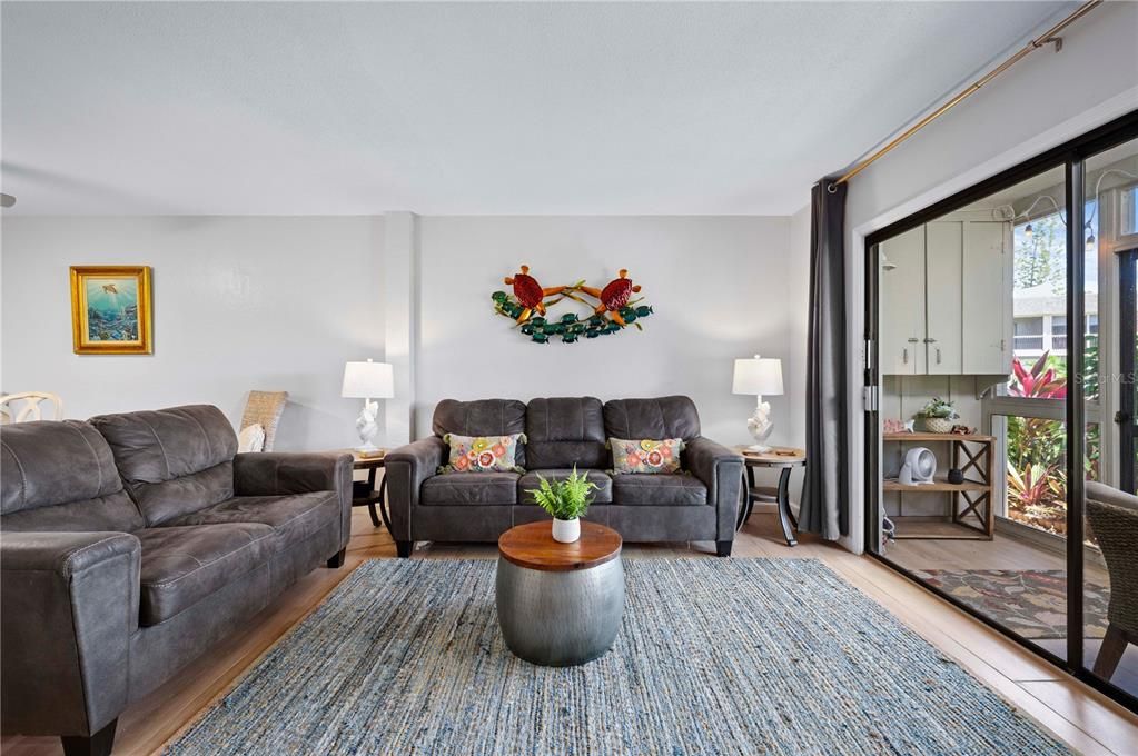 For Sale: $299,000 (2 beds, 1 baths, 838 Square Feet)