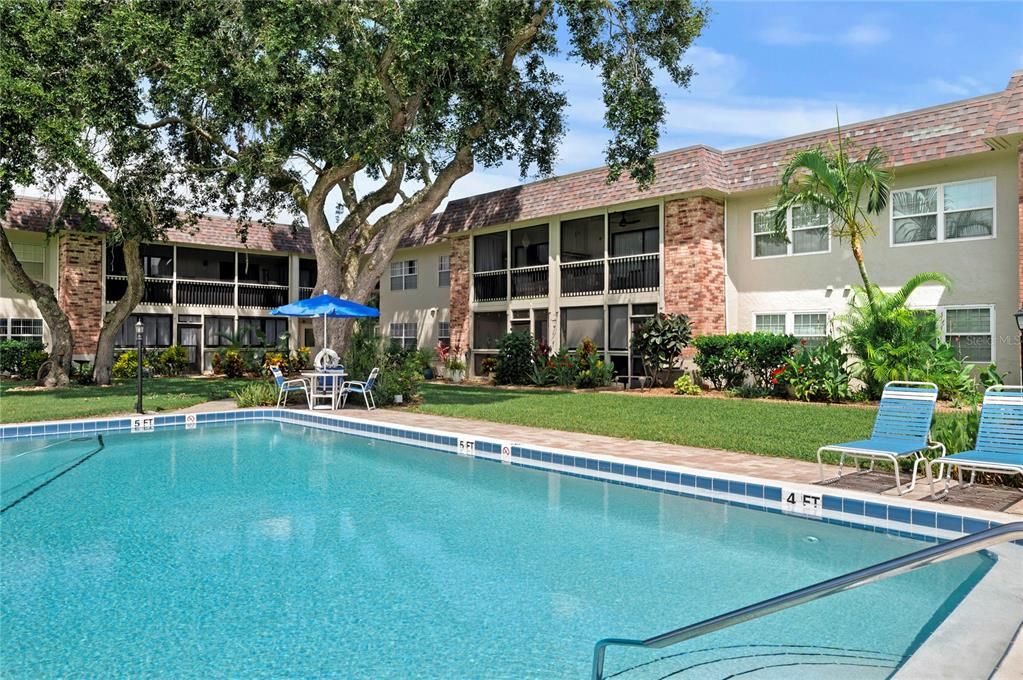 For Sale: $299,000 (2 beds, 1 baths, 838 Square Feet)