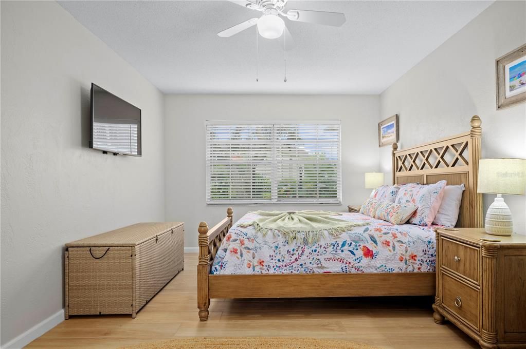 For Sale: $299,000 (2 beds, 1 baths, 838 Square Feet)