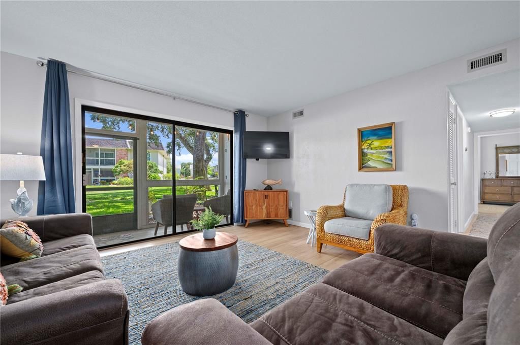 For Sale: $299,000 (2 beds, 1 baths, 838 Square Feet)