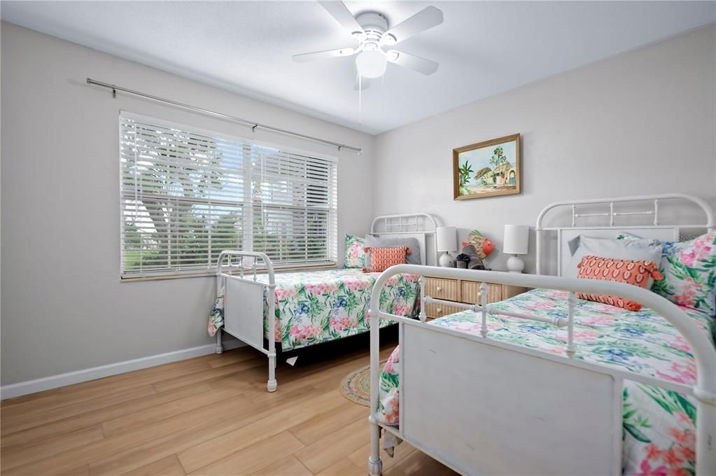 For Sale: $299,000 (2 beds, 1 baths, 838 Square Feet)