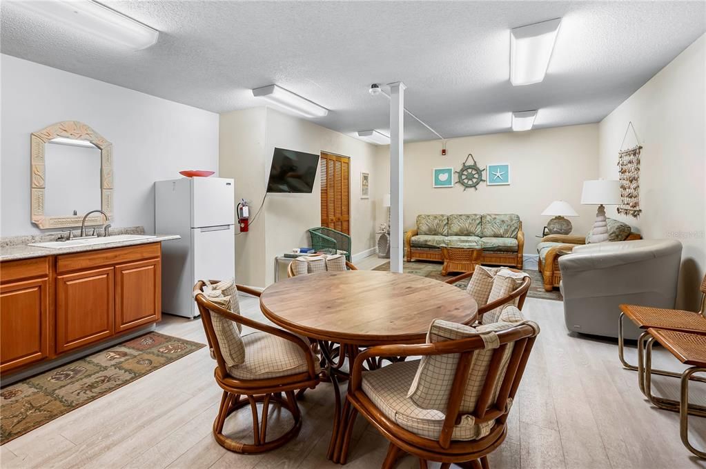 For Sale: $299,000 (2 beds, 1 baths, 838 Square Feet)