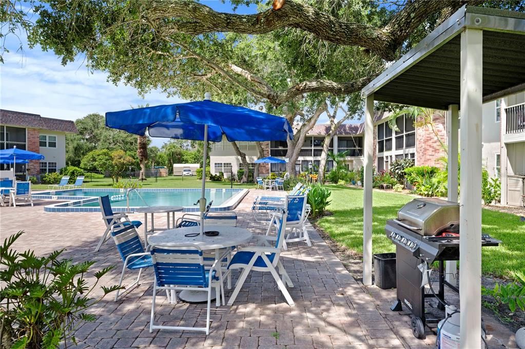 For Sale: $299,000 (2 beds, 1 baths, 838 Square Feet)
