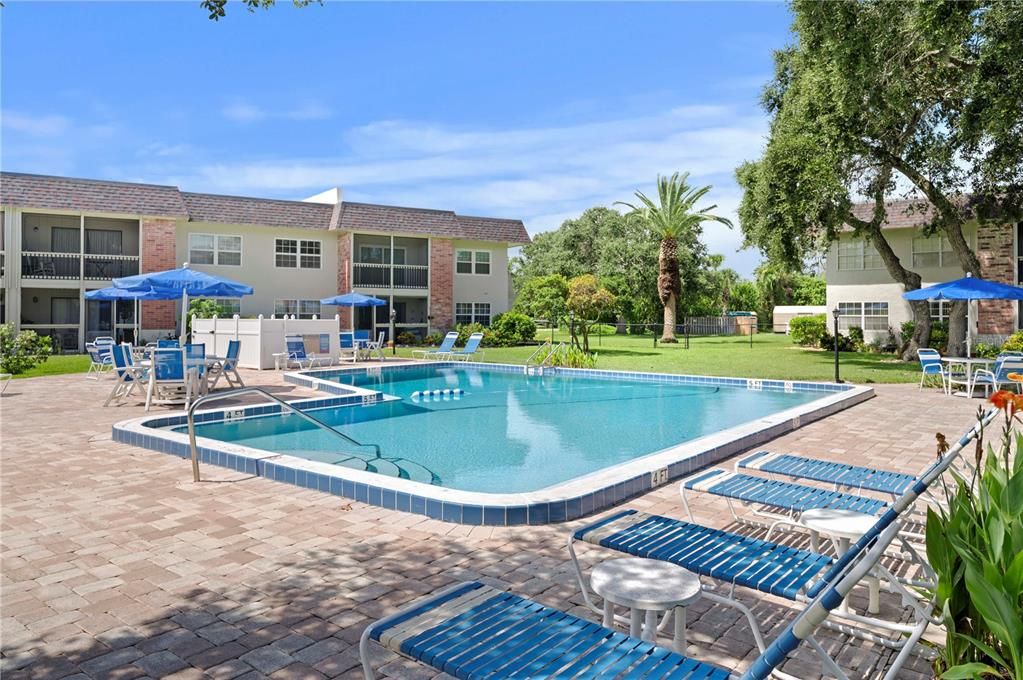 For Sale: $299,000 (2 beds, 1 baths, 838 Square Feet)