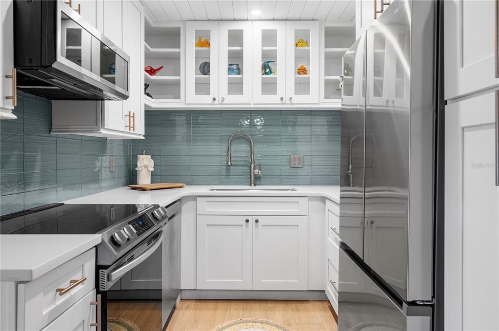 For Sale: $299,000 (2 beds, 1 baths, 838 Square Feet)