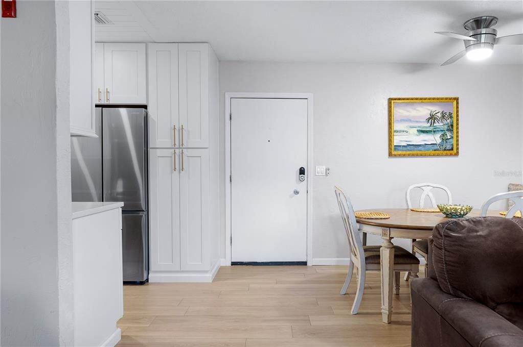 For Sale: $299,000 (2 beds, 1 baths, 838 Square Feet)