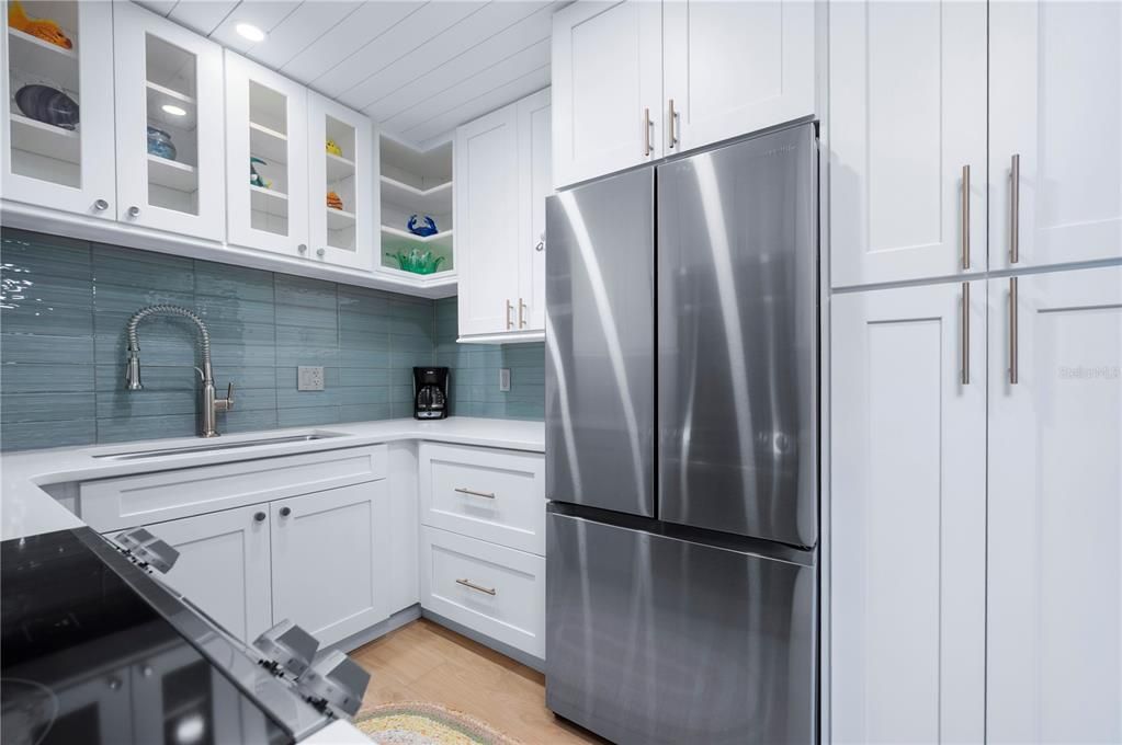 For Sale: $299,000 (2 beds, 1 baths, 838 Square Feet)