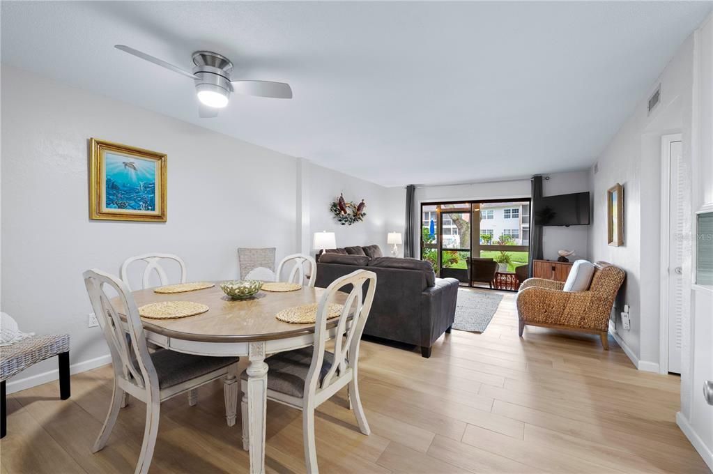 For Sale: $299,000 (2 beds, 1 baths, 838 Square Feet)