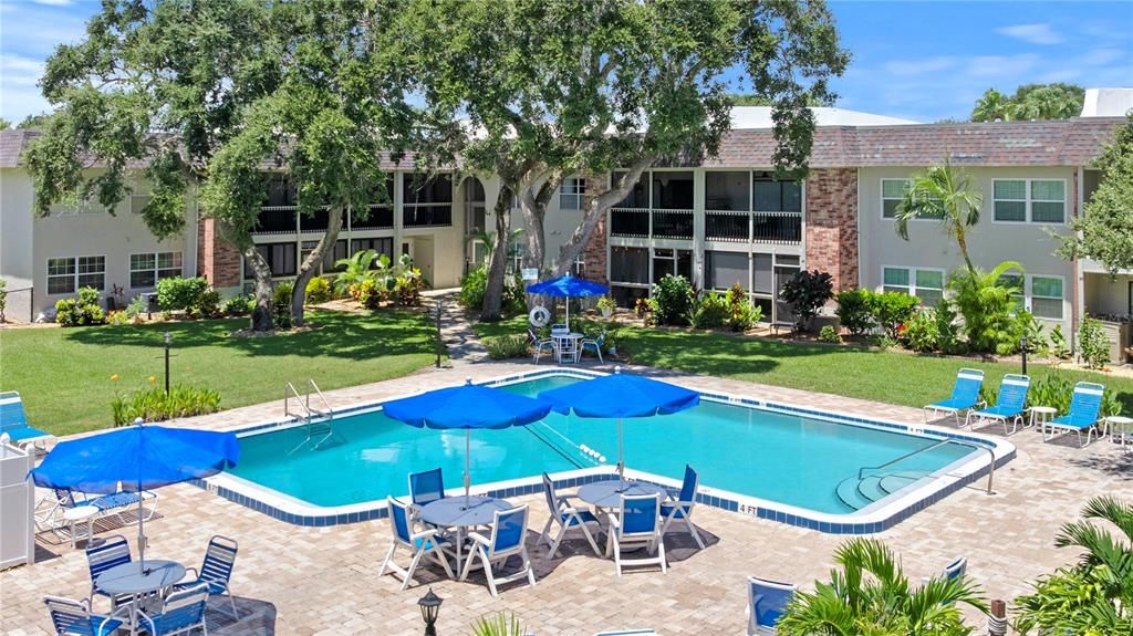 For Sale: $299,000 (2 beds, 1 baths, 838 Square Feet)
