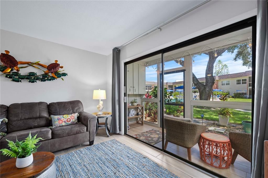 For Sale: $299,000 (2 beds, 1 baths, 838 Square Feet)