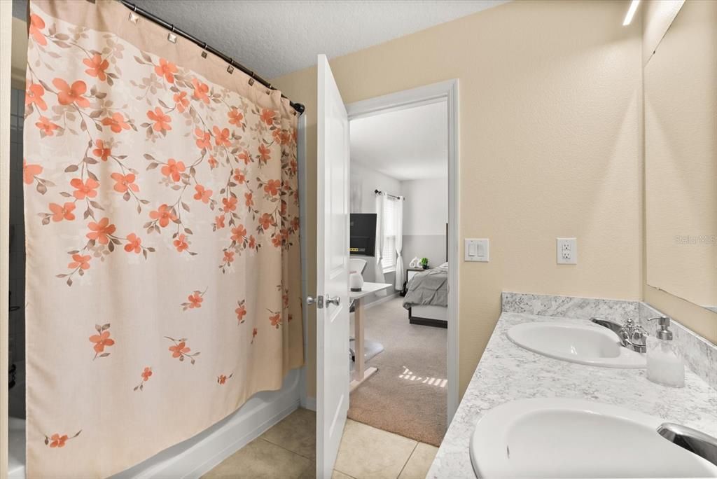 En Venta: $360,000 (3 camas, 2 baños, 1965 Pies cuadrados)