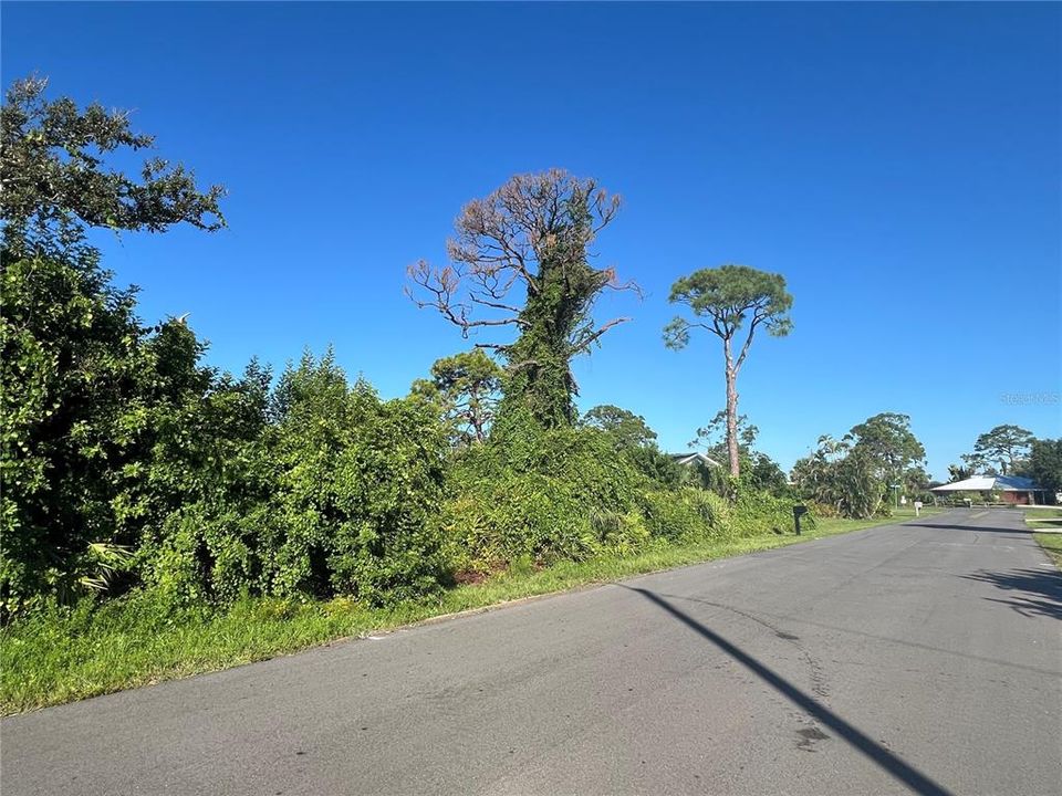 待售: $79,900 (0.18 acres)