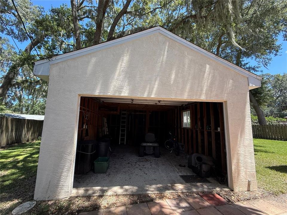 Active With Contract: $298,000 (3 beds, 2 baths, 1636 Square Feet)