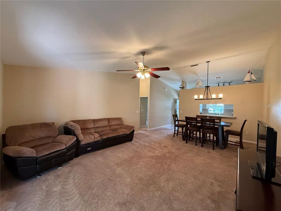 Active With Contract: $298,000 (3 beds, 2 baths, 1636 Square Feet)