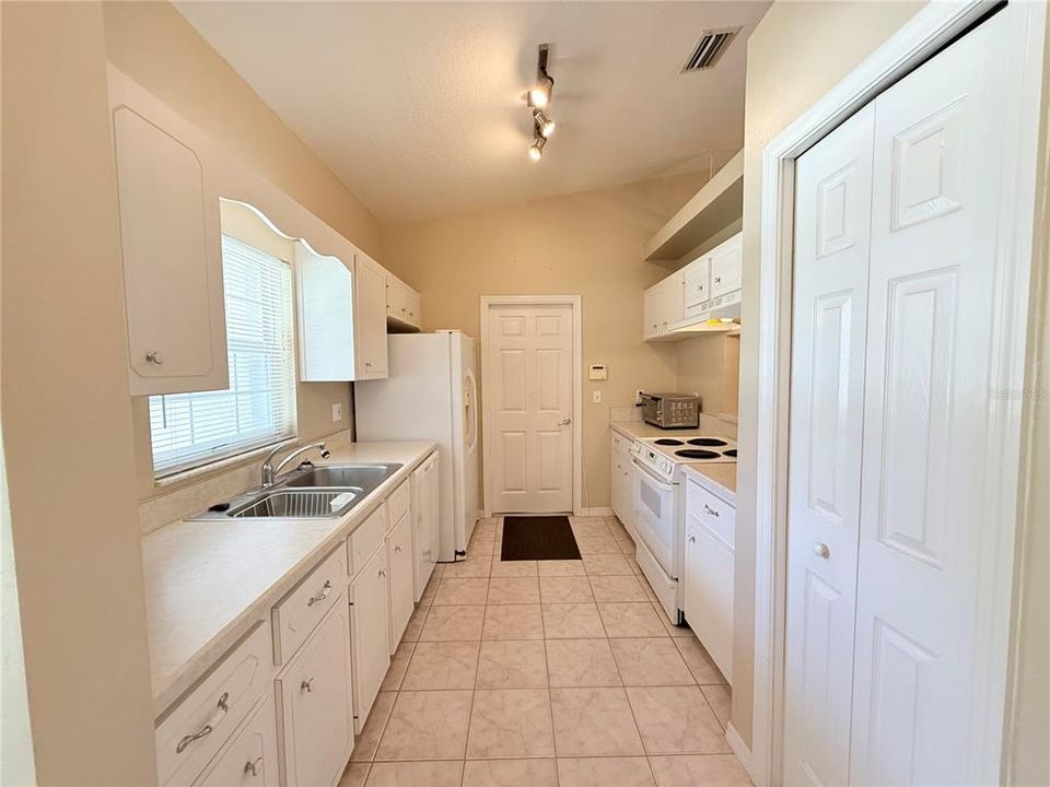 Active With Contract: $298,000 (3 beds, 2 baths, 1636 Square Feet)