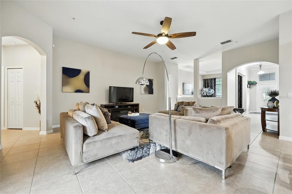 Под контрактом: $575,000 (4 спален, 3 ванн, 2640 Квадратных фут)