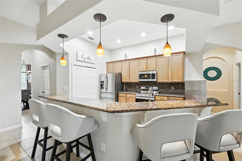 Под контрактом: $575,000 (4 спален, 3 ванн, 2640 Квадратных фут)