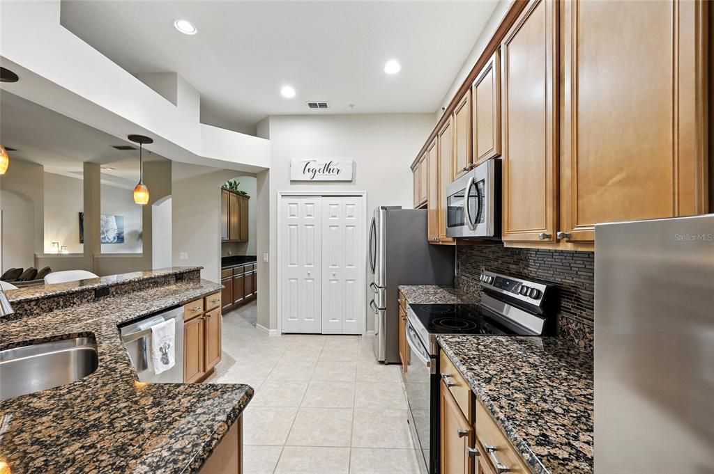 Под контрактом: $575,000 (4 спален, 3 ванн, 2640 Квадратных фут)