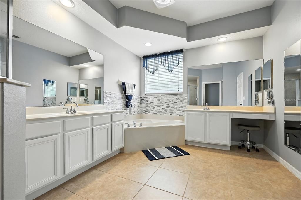 Под контрактом: $575,000 (4 спален, 3 ванн, 2640 Квадратных фут)