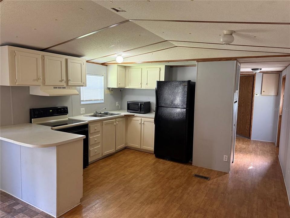 Под контрактом: $215,000 (2 спален, 1 ванн, 784 Квадратных фут)