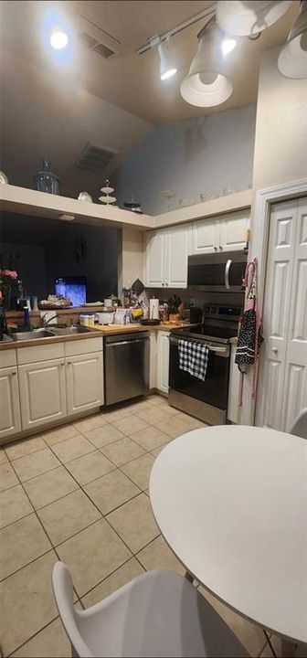 For Sale: $300,000 (4 beds, 2 baths, 1528 Square Feet)