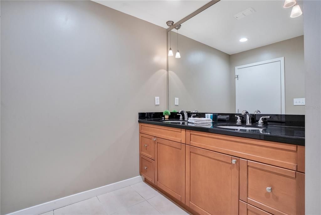 For Sale: $355,000 (2 beds, 2 baths, 1268 Square Feet)