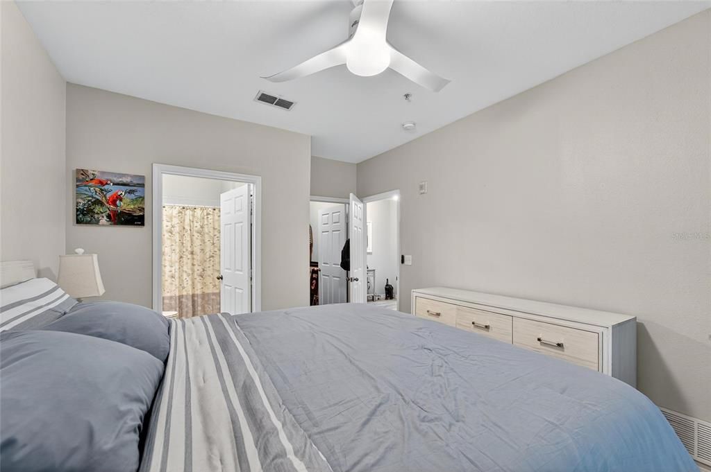 Active With Contract: $1,850 (2 beds, 2 baths, 1045 Square Feet)