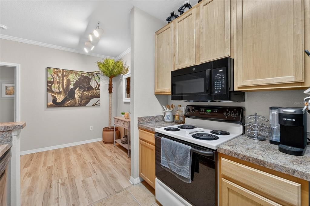 Active With Contract: $1,850 (2 beds, 2 baths, 1045 Square Feet)