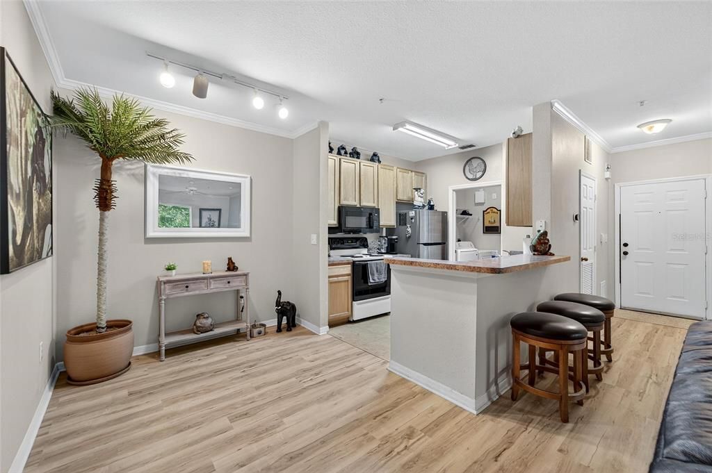 Active With Contract: $1,850 (2 beds, 2 baths, 1045 Square Feet)