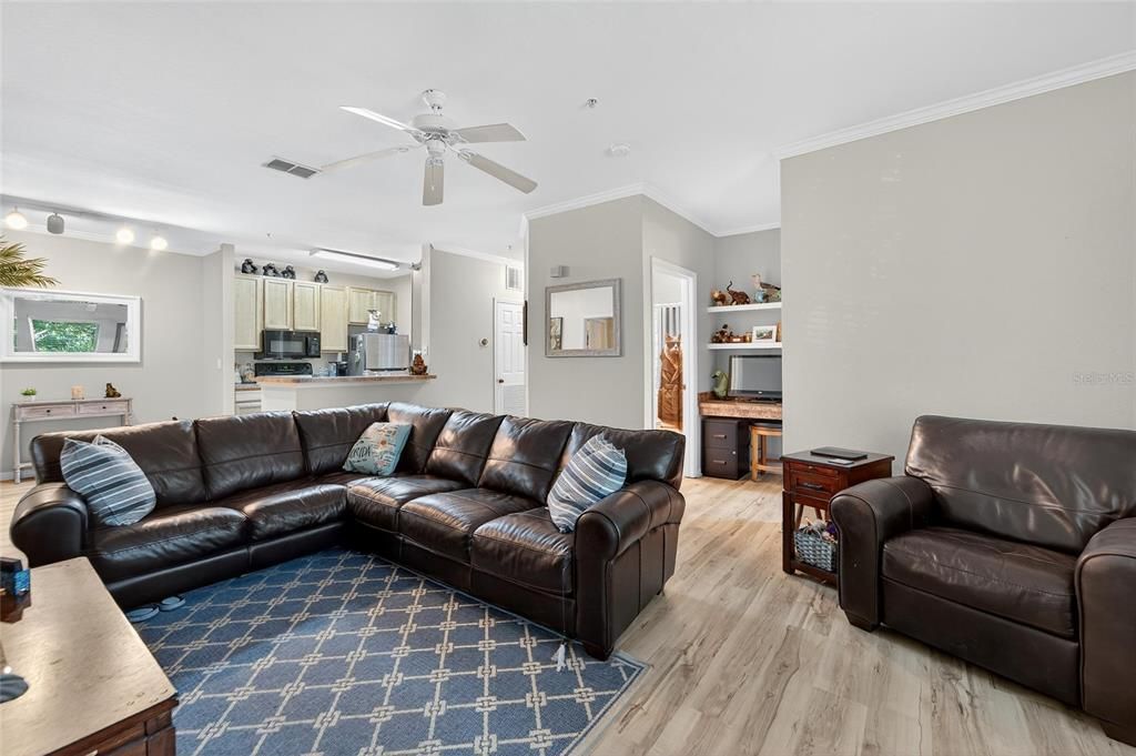 Active With Contract: $1,850 (2 beds, 2 baths, 1045 Square Feet)