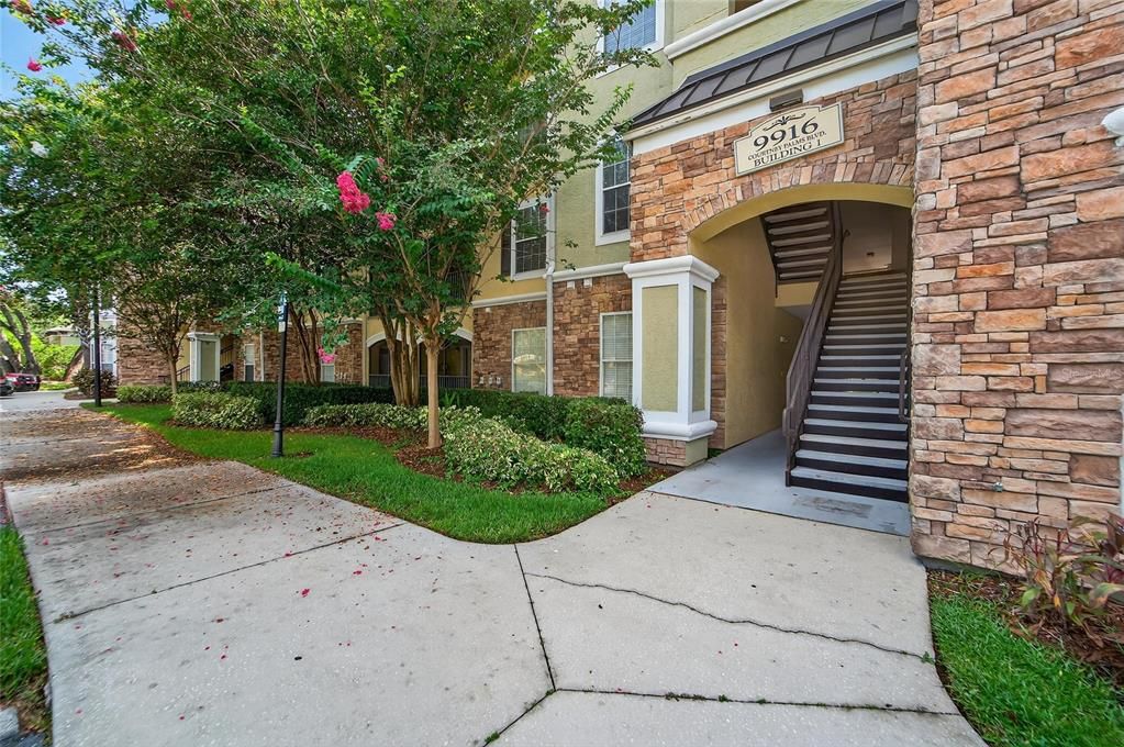 Active With Contract: $1,850 (2 beds, 2 baths, 1045 Square Feet)