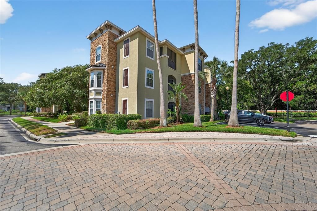 Active With Contract: $1,850 (2 beds, 2 baths, 1045 Square Feet)