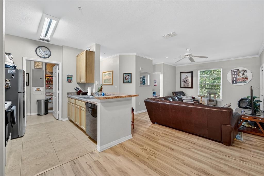 Active With Contract: $1,850 (2 beds, 2 baths, 1045 Square Feet)