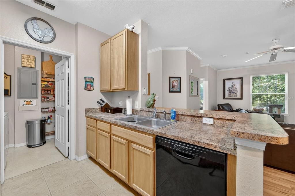 Active With Contract: $1,850 (2 beds, 2 baths, 1045 Square Feet)