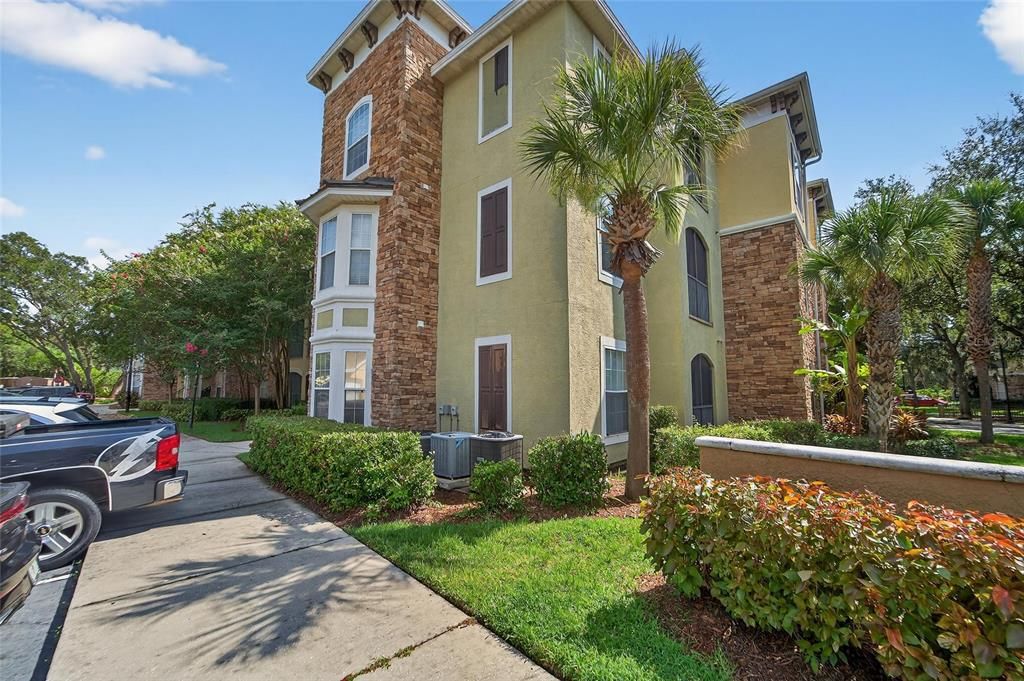Active With Contract: $1,850 (2 beds, 2 baths, 1045 Square Feet)