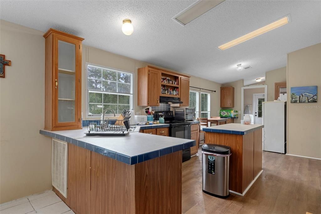 合同活跃: $245,000 (3 贝兹, 2 浴室, 1512 平方英尺)