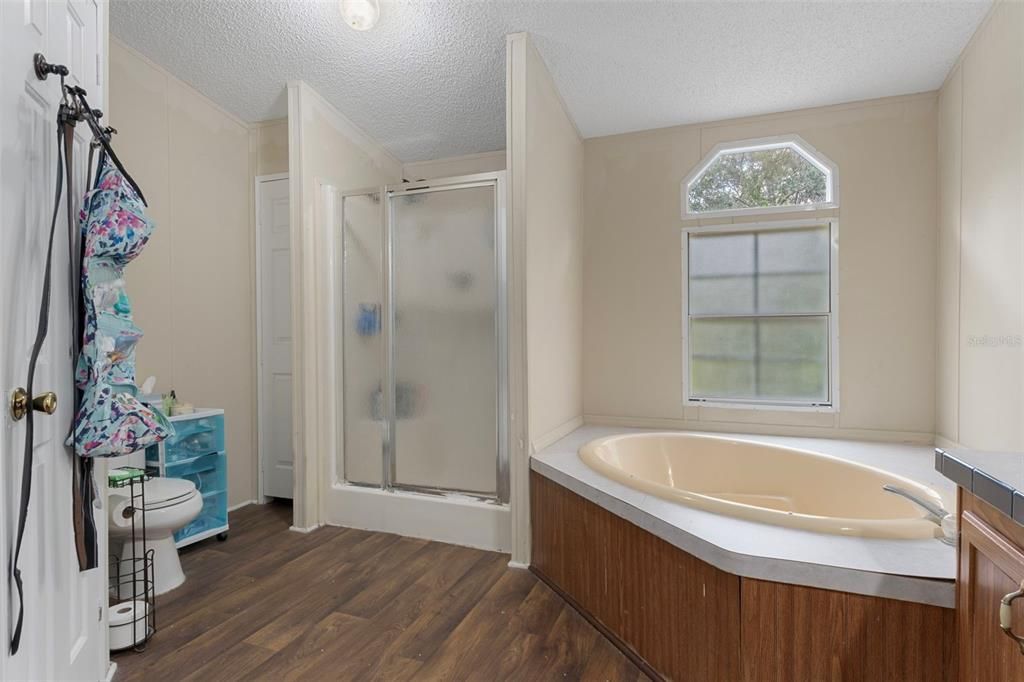 合同活跃: $245,000 (3 贝兹, 2 浴室, 1512 平方英尺)