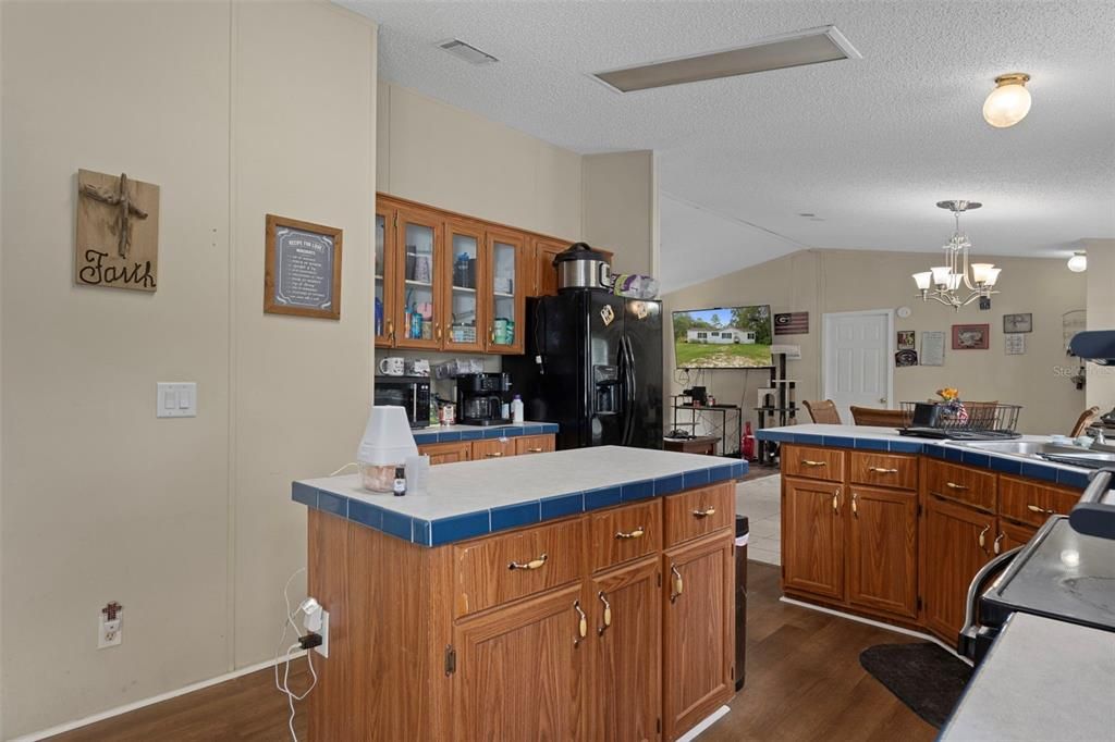 合同活跃: $245,000 (3 贝兹, 2 浴室, 1512 平方英尺)