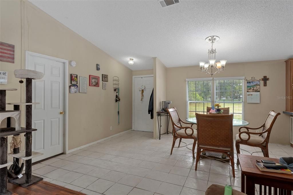 合同活跃: $245,000 (3 贝兹, 2 浴室, 1512 平方英尺)