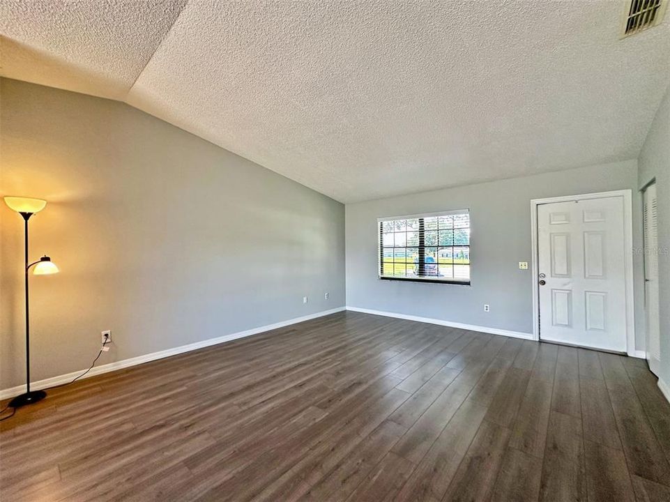 Activo con contrato: $224,900 (3 camas, 2 baños, 1325 Pies cuadrados)