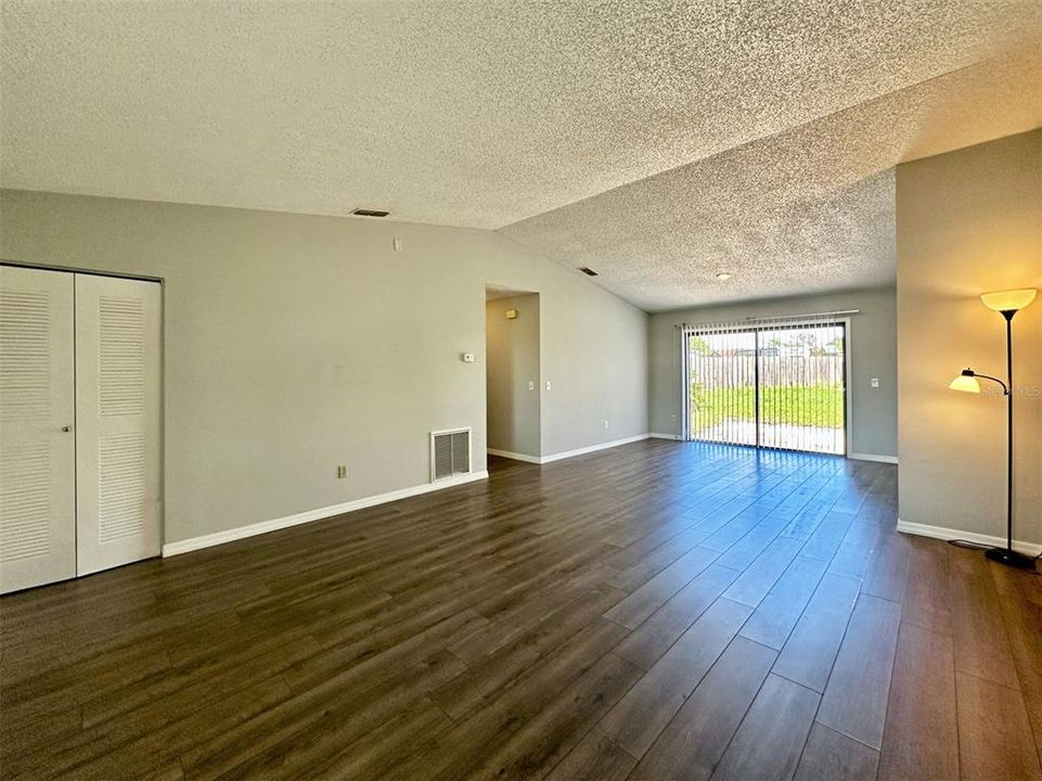 Activo con contrato: $224,900 (3 camas, 2 baños, 1325 Pies cuadrados)