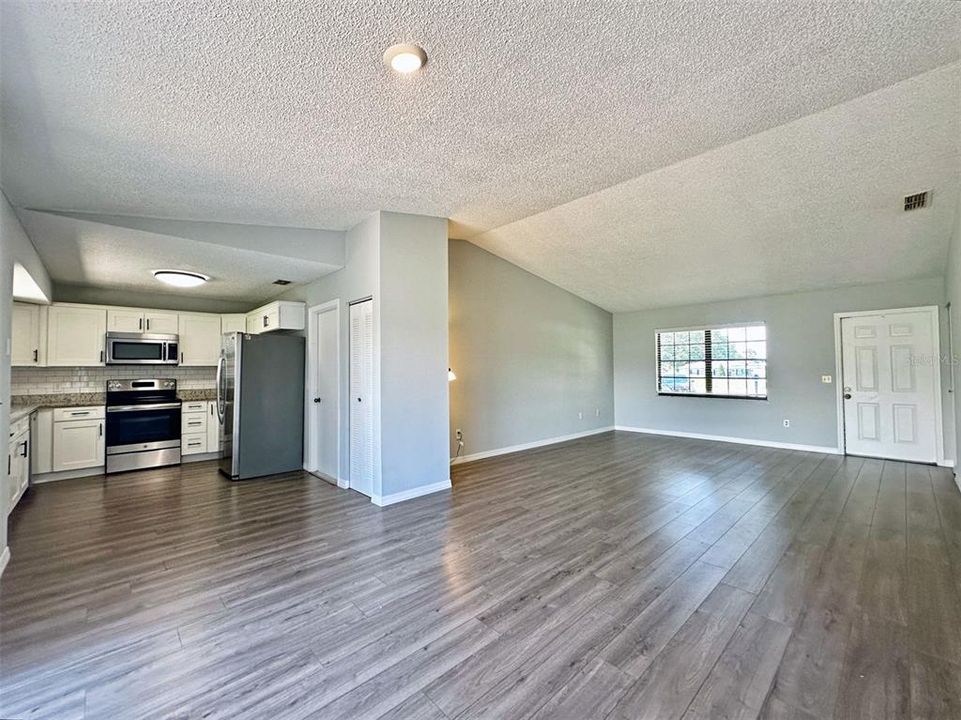 Activo con contrato: $224,900 (3 camas, 2 baños, 1325 Pies cuadrados)