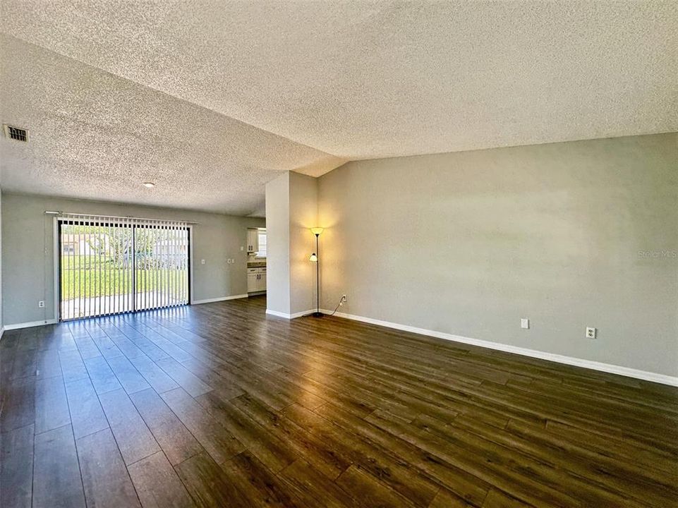 Activo con contrato: $224,900 (3 camas, 2 baños, 1325 Pies cuadrados)