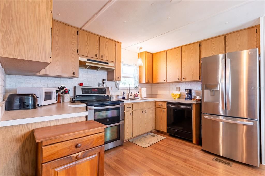 Active With Contract: $149,000 (2 beds, 2 baths, 1144 Square Feet)