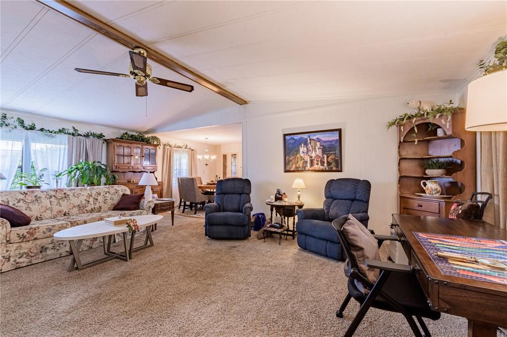 合同活跃: $189,900 (3 贝兹, 2 浴室, 1440 平方英尺)