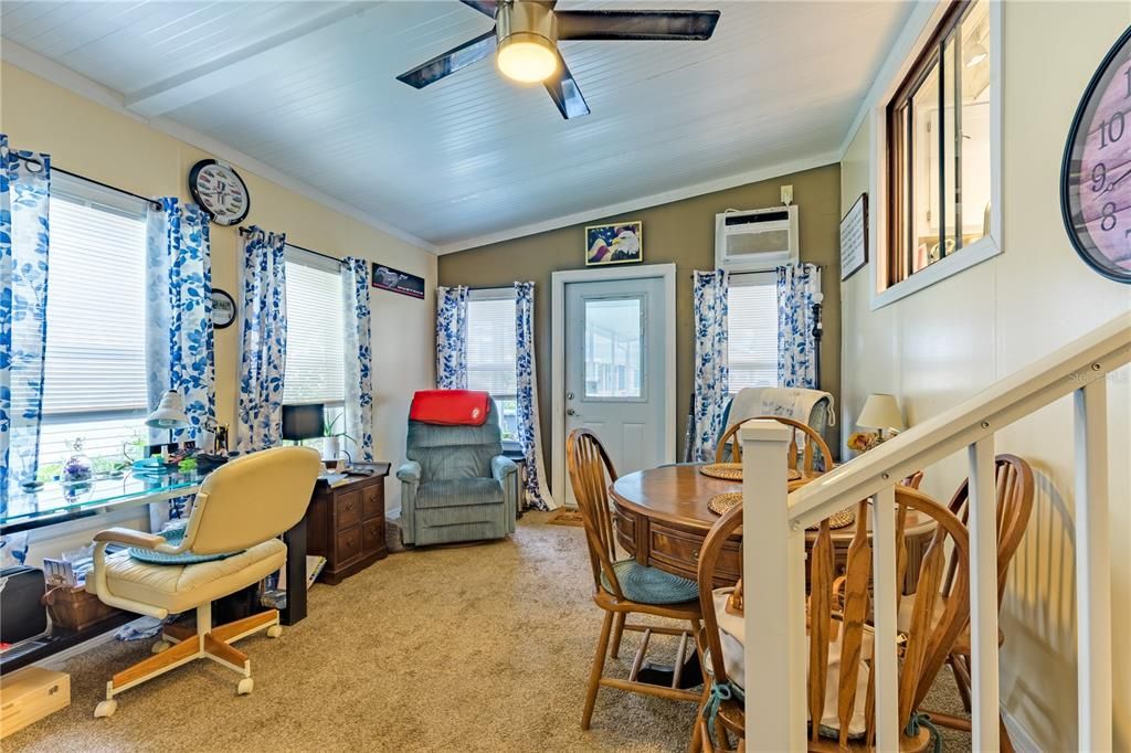 合同活跃: $189,900 (3 贝兹, 2 浴室, 1440 平方英尺)